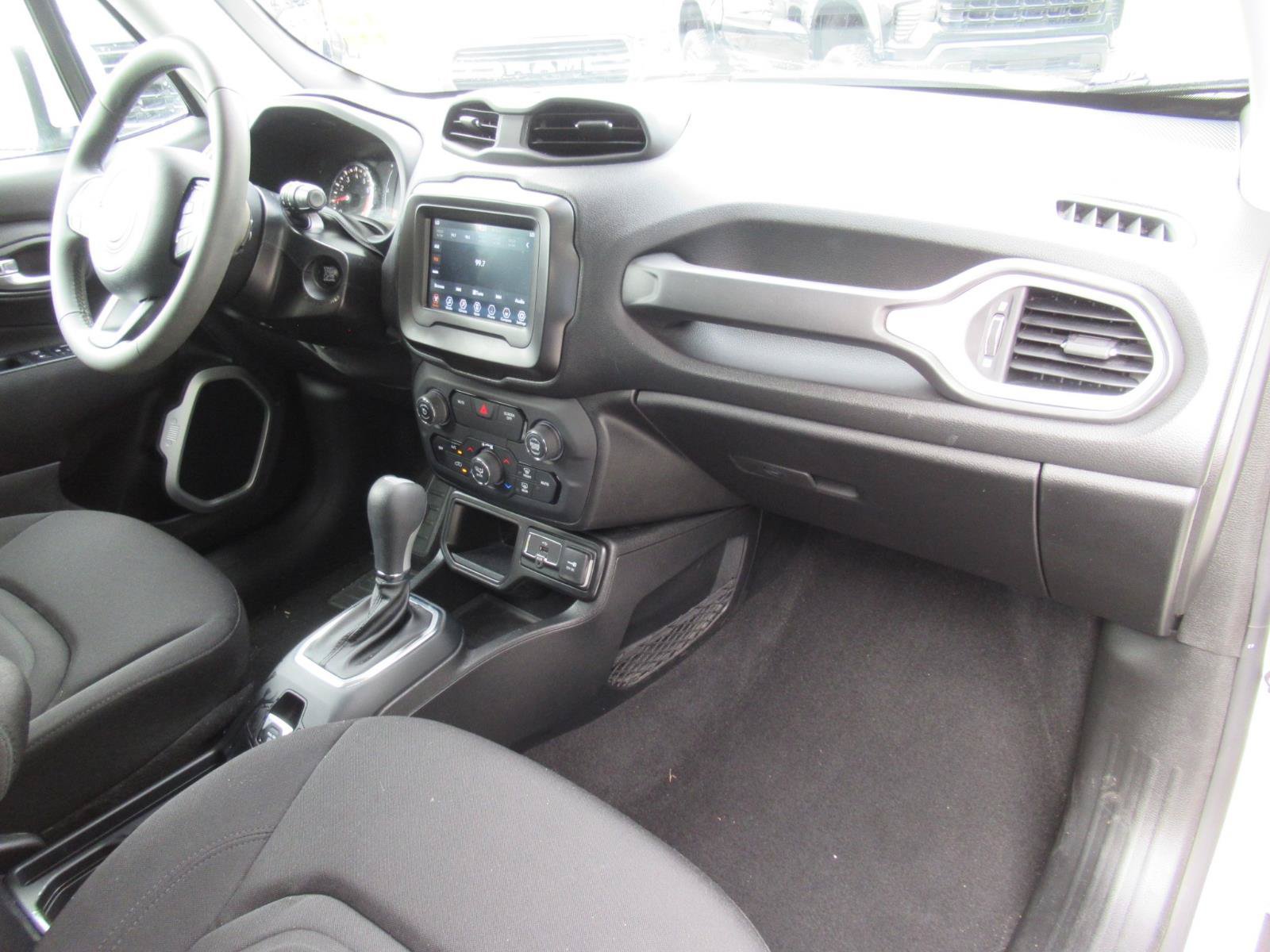 Used 2019 Jeep Renegade Latitude FWD image 11