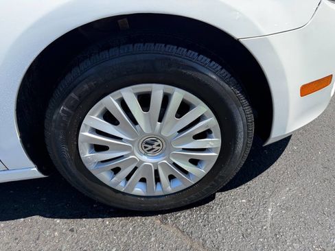 Used 2010 Volkswagen Golf 4-Door FWD image 6