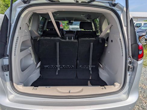 Used 2024 Chrysler Pacifica Touring-L FWD image 13