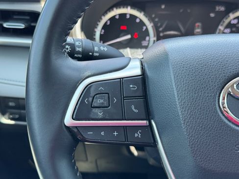 Used 2022 Toyota Highlander XLE FWD image 22