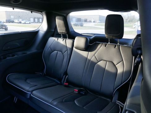 New 2026 Chrysler Pacifica Limited w/ Uconnect Theater Family Group image 21