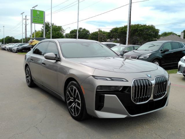 Used 2024 BMW i7 xDrive60 w/ Premium Package AWD/4WD image 4