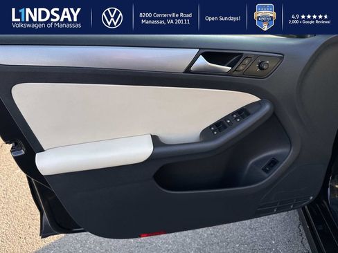 Used 2017 Volkswagen Jetta SE image 8