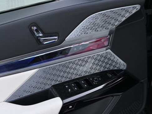 Certified 2024 BMW 760i xDrive w/ Executive Package image 28