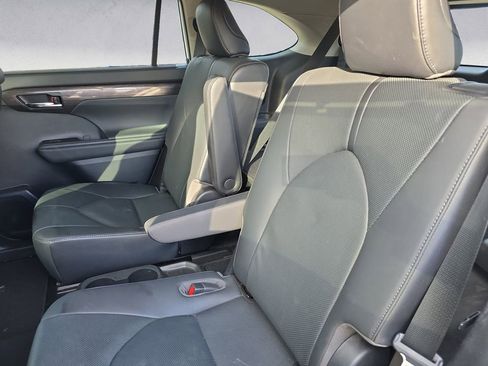 Used 2021 Toyota Highlander Limited image 13