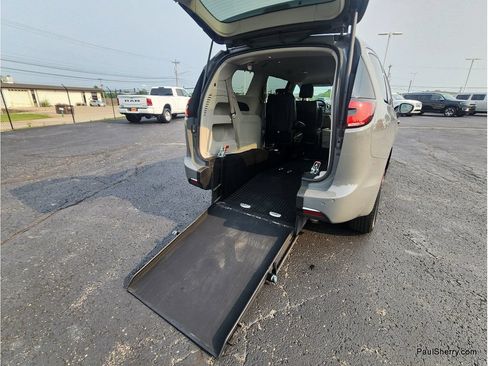Used 2025 Chrysler Pacifica Select FWD image 2