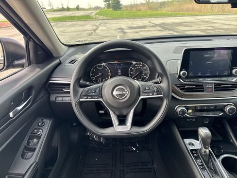 Used 2024 Nissan Altima 2.5 SV FWD image 17
