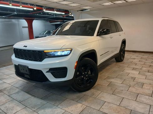 Used 2023 Jeep Grand Cherokee Altitude image 3
