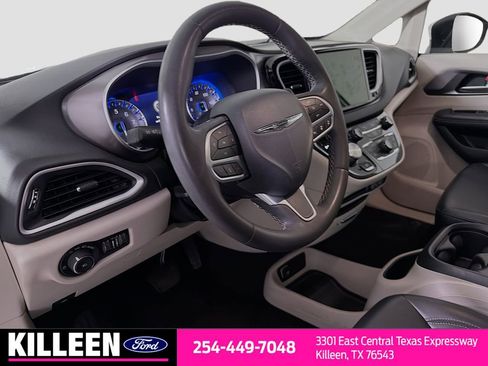 Used 2023 Chrysler Pacifica Touring-L FWD image 10