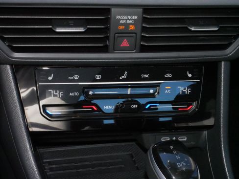 Certified 2025 Volkswagen Jetta SE w/ Sunroof Package image 23