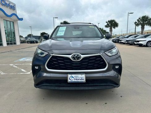 Used 2023 Toyota Highlander XLE FWD image 3