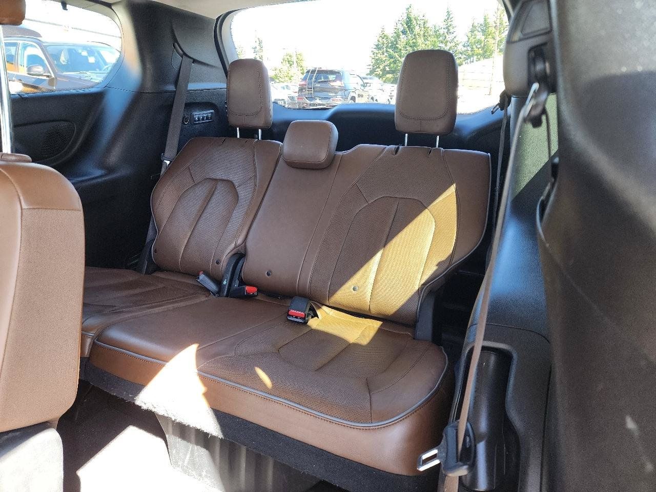 Used 2018 Chrysler Pacifica Limited w/ Advanced Safetytec Group FWD image 26