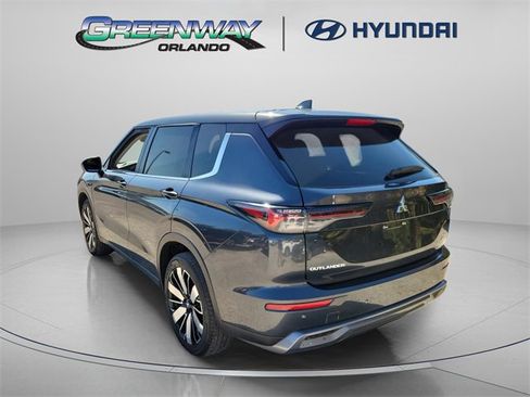 Used 2025 Mitsubishi Outlander SE image 3