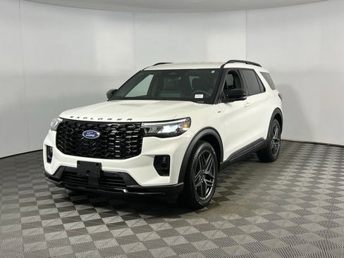 Used 2025 Ford Explorer ST-Line w/ Premium Package image 3
