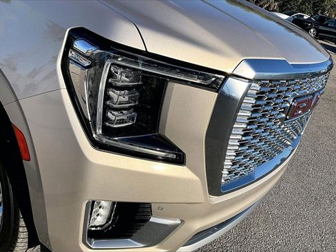 Used 2021 GMC Yukon Denali w/ Denali Premium Package image 12