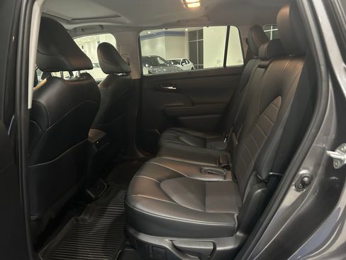 Used 2022 Toyota Highlander XLE image 10