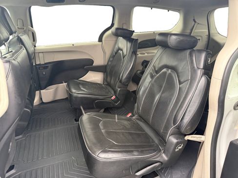 Used 2018 Chrysler Pacifica Limited image 16