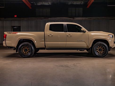 Used 2017 Toyota Tacoma TRD Sport AWD/4WD image 10