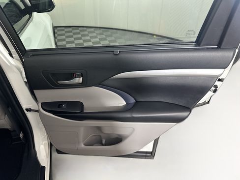 Used 2019 Toyota Highlander XLE FWD image 32
