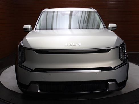 Used 2024 Kia EV9 Land image 6