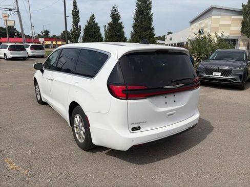 Used 2023 Chrysler Pacifica Touring-L FWD image 4