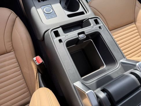 New 2026 Land Rover Discovery Dynamic SE image 24