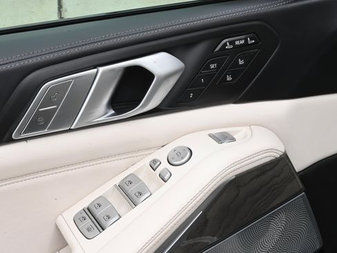 Used 2019 BMW X7 xDrive50i w/ M Sport Package image 29