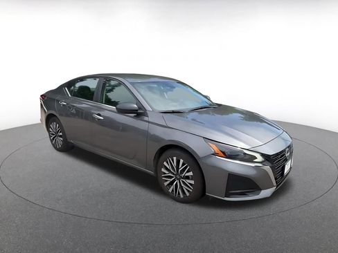 Used 2025 Nissan Altima 2.5 SV FWD image 2