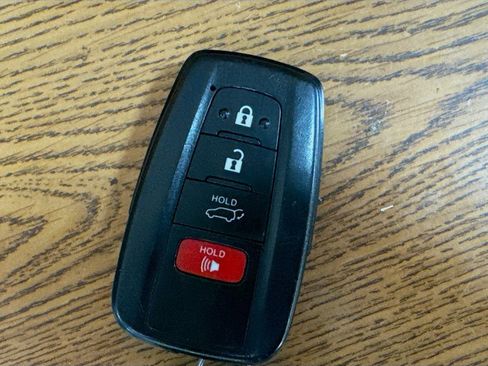 Used 2019 Toyota RAV4 Limited w/ Advanced Technology Package image 38