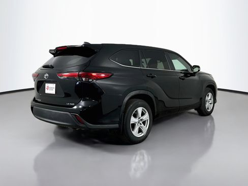 Used 2023 Toyota Highlander LE AWD/4WD image 7