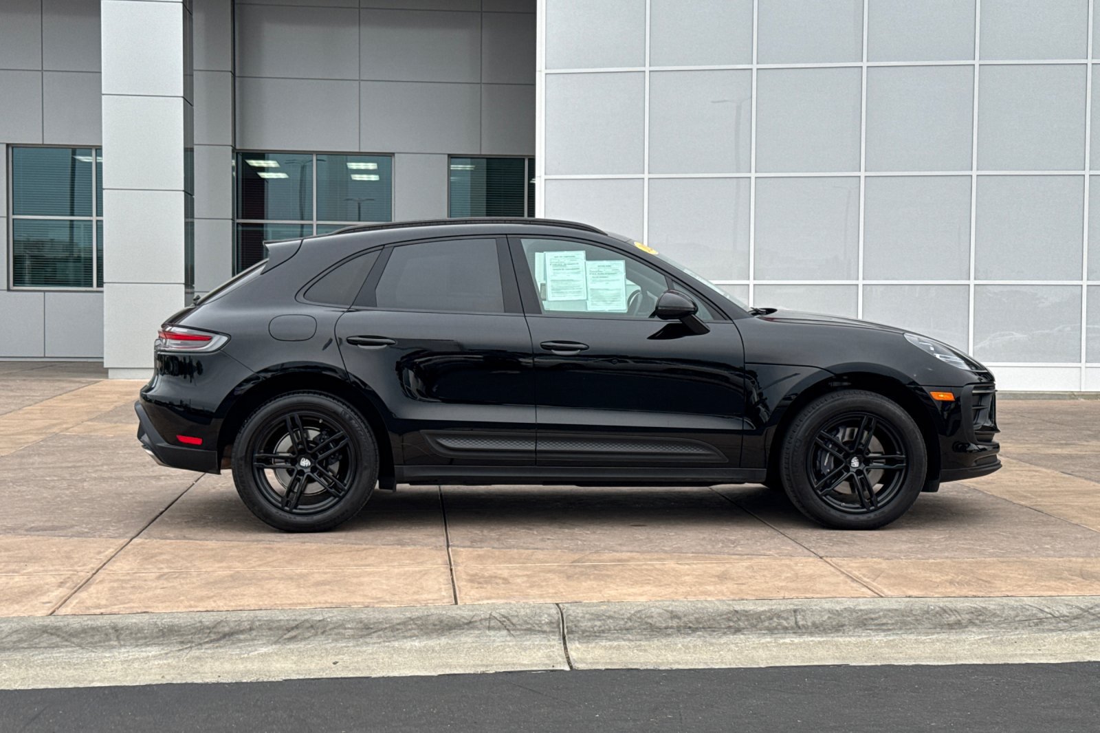 Used 2022 Porsche Macan AWD/4WD image 3