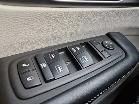 Used 2024 Chrysler Pacifica Touring-L image 22