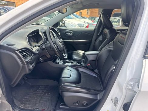 Used 2019 Jeep Cherokee Trailhawk AWD/4WD image 15