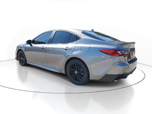 Used 2025 Toyota Camry SE FWD image 4