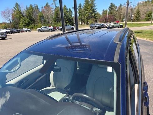 Used 2017 Chrysler Pacifica Touring-L FWD image 33