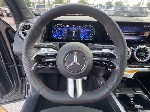 Used 2024 Mercedes-Benz EQB 300 4MATIC image 22