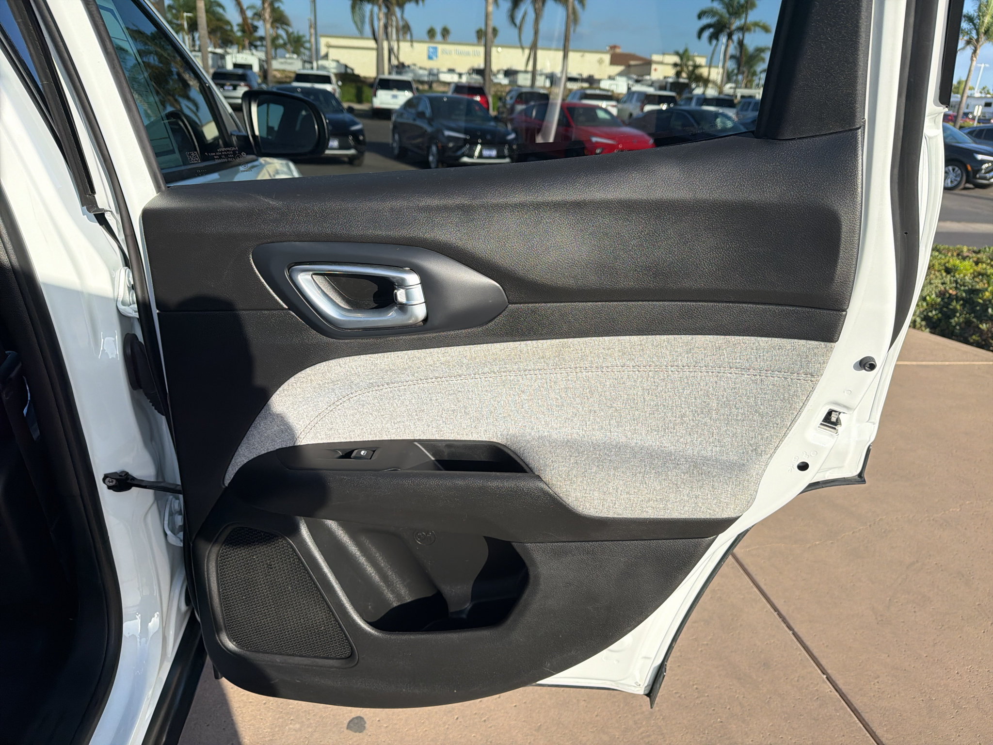 Used 2023 Jeep Compass Latitude AWD/4WD image 16
