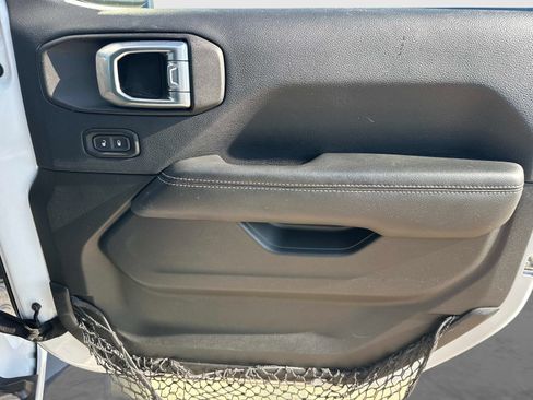 Used 2019 Jeep Wrangler Unlimited Sahara AWD/4WD image 9