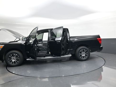 Used 2021 Nissan Titan SV w/ SV Convenience Package image 36