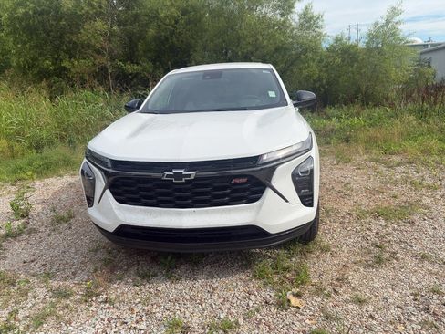 Used 2024 Chevrolet Trax RS FWD image 2
