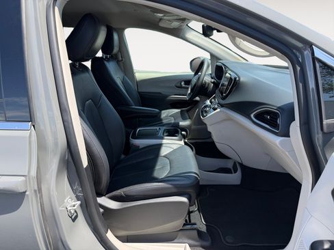 Used 2022 Chrysler Pacifica Touring-L FWD image 19