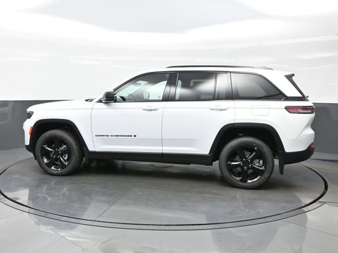 New 2025 Jeep Grand Cherokee Altitude image 3