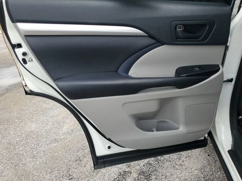 Used 2016 Toyota Highlander Plus FWD image 25