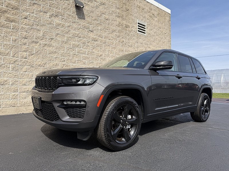 Used 2024 Jeep Grand Cherokee Limited w/ Black Appearance Package AWD/4WD image 4