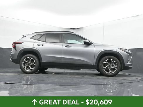 Used 2025 Chevrolet Trax LT FWD image 39
