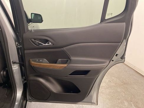 Certified 2023 GMC Acadia SLE w/ Driver Convenience Package image 28