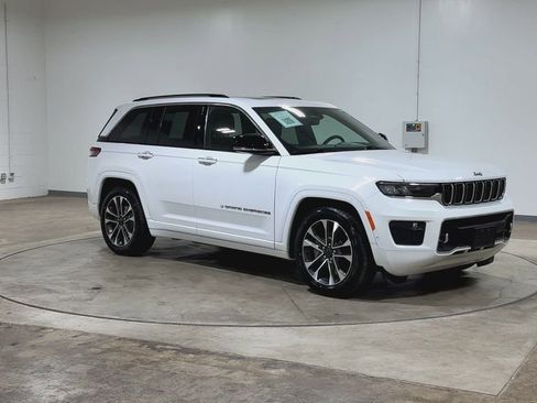 Used 2022 Jeep Grand Cherokee Overland w/ Luxury Tech Group IV AWD/4WD image 2