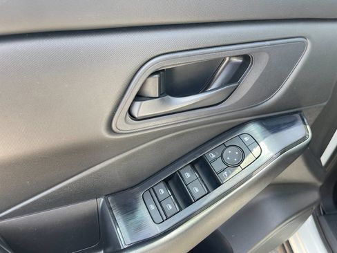 Used 2024 Nissan Rogue S AWD/4WD image 13