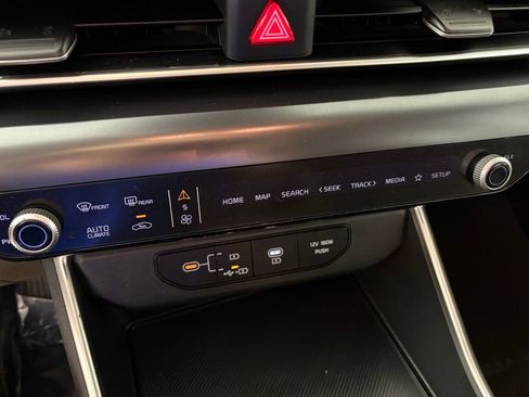 Used 2025 Kia Carnival image 29