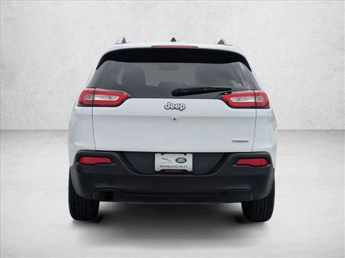 Used 2018 Jeep Cherokee Latitude Plus w/ Comfort/Convenience Group image 7